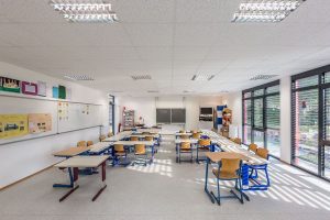 Klassenraum einer Schule, die im Stil des Modulbaus gebaut wurde von innen