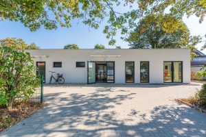 Aufnahme einer Schule, die im Stil des Modulbaus gebaut wurde von außen
