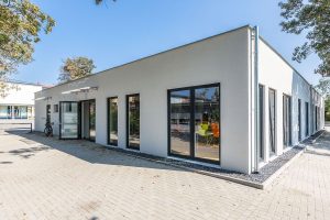 Aufnahme einer Schule, die im Stil des Modulbaus gebaut wurde von außen