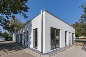 Aufnahme einer Schule, die im Stil des Modulbaus gebaut wurde von außen