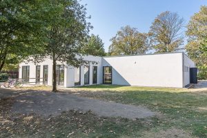 Aufnahme einer Schule, die im Stil des Modulbaus gebaut wurde von außen