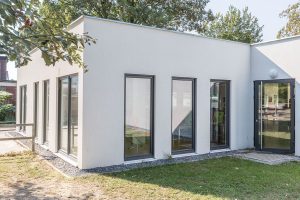 Aufnahme einer Schule, die im Stil des Modulbaus gebaut wurde von außen