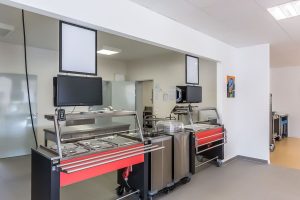 Mensa einer Schule, die im Stil des Modulbaus gebaut wurde von innen