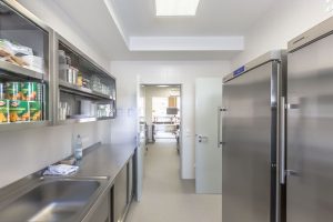 Mensa einer Schule, die im Stil des Modulbaus gebaut wurde von innen