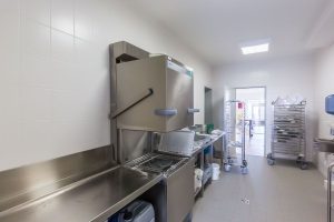 Mensa einer Schule, die im Stil des Modulbaus gebaut wurde von innen
