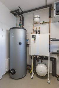 Heizungsraum einer Schule, die im Stil des Modulbaus gebaut wurde von innen