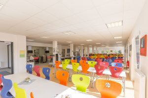 Mensa einer Schule, die im Stil des Modulbaus gebaut wurde von innen