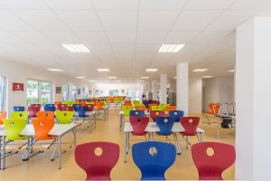 Mensa einer Schule, die im Stil des Modulbaus gebaut wurde von innen