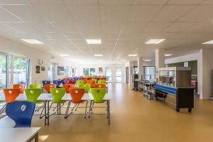 Mensa einer Schule, die im Stil des Modulbaus gebaut wurde von innen
