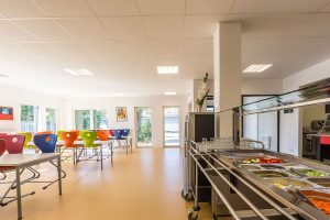 Mensa einer Schule, die im Stil des Modulbaus gebaut wurde von innen