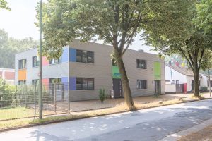 Graues Containergebäude, das als Büro oder zur Verwaltung dient, fotografiert von außen