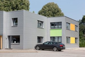 Graues Containergebäude, das als Büro oder zur Verwaltung dient, fotografiert von außen