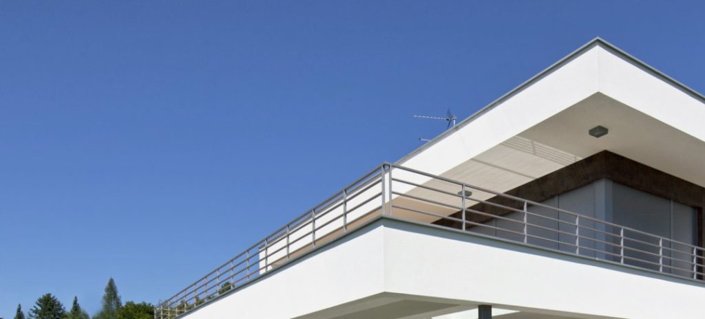 Nahaufnahme einer Dachterrasse eines hellen, modernen Wohncontainers von außen