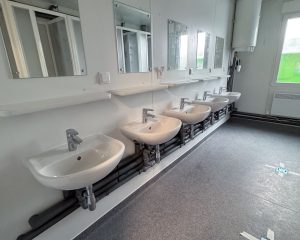 Aufnahme der Sanitäranlage einer Wohnanlage für Geflüchtete von innen