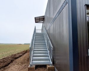 Aufnahme der Treppe im Außenbereich einer Wohnanlage für Geflüchtete