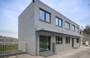 Graues Containergebäude von außen, das als Büro oder Verwaltungsgebäude dient