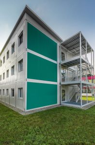 Außenaufnahme eines mehrstöckigen Containergebäudes