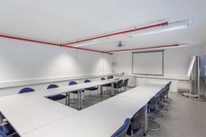 Meetingraum innerhalb eines Containergebäudes