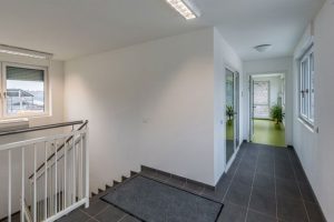 Treppenhaus innerhalb eines Containergebäudes