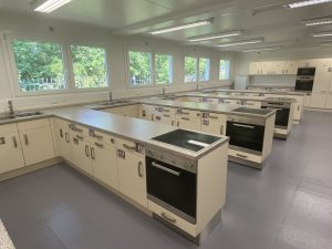 Lehrküchen im Containergebäude für das Berufskolleg