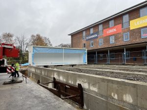 Aufstellung der Containermodule für die Schulmensa in Witten