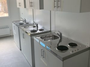 Aufnahme der Küchenzeilen der Containeranlage als Obdachlosenunterkunft von innen