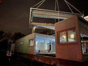 Anlieferung der Containermodule für die Schulmensa in Witten