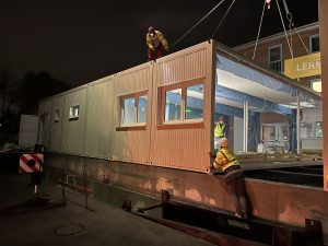 Anlieferung der Containermodule für die Schulmensa in Witten