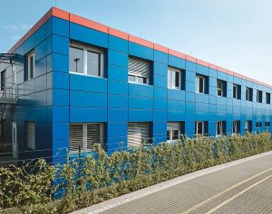 Blaues Containergebäude, das als Büro oder zur Verwaltung dient, fotografiert von außen