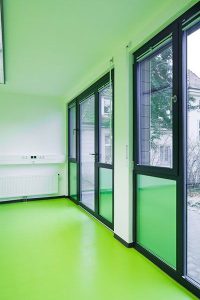 Aufnahme des Innenbereich eines Containergebäudes in der Holzsystem-Bauweise