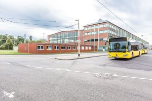 Braunes Containergebäude, das als Büro oder zur Verwaltung dient, fotografiert von außen