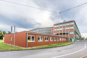 Braunes Containergebäude, das als Büro oder zur Verwaltung dient, fotografiert von außen