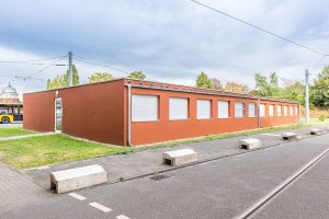 Braunes Containergebäude, das als Büro oder zur Verwaltung dient, fotografiert von außen