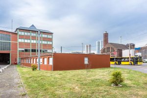 Braunes Containergebäude, das als Büro oder zur Verwaltung dient, fotografiert von außen