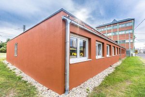 Braunes Containergebäude, das als Büro oder zur Verwaltung dient, fotografiert von außen