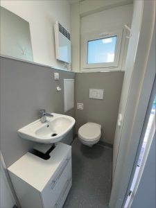 Innenaufnahme der Sanitäranlage eines Containergebäudes, welches als Wohnanlage für Geflüchtete dient