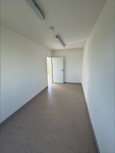 Innenaufnahme eines Containergebäudes, welches als Wohnanlage für Geflüchtete dient