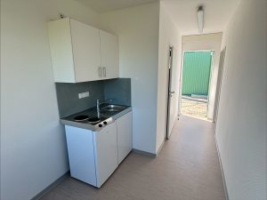 Innenaufnahme eines Containergebäudes, welches als Wohnanlage für Geflüchtete dient