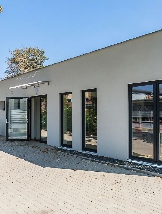 Aufnahme einer Schule als Containermodul von außen