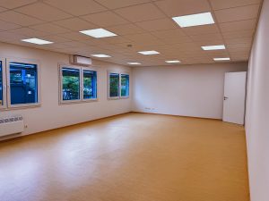 Innenaufnahme eines Containergebäudes, welches als Erweiterung eines Gymnasiums dient