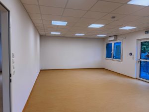Innenaufnahme eines Containergebäudes, welches als Erweiterung eines Gymnasiums dient
