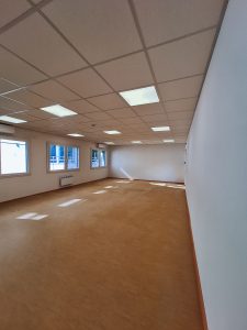 Innenaufnahme eines Containergebäudes, welches als Erweiterung eines Gymnasiums dient