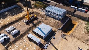 Drohnenaufnahme mit Ansicht der Baustelle eines Containergebäudes, welches als Flüchtlingsheim verwendet werden soll