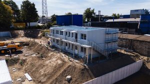 Außenansicht eines im Bau befindlichen Wohnheims für Flüchtlinge in Containerbauweise