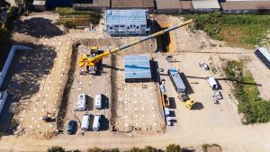 Drohnenaufnahme mit Ansicht der Baustelle eines Containergebäudes, welches als Flüchtlingsheim verwendet werden soll