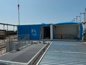 Aufnahme von einer Modulbau-Baustelle mit Ansicht zweier im Bau befindlicher Module