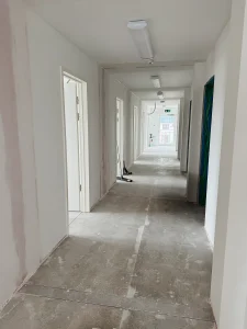 Innenaufnahme einer im Bau befindlichen Unterkunft für Flüchtlinge