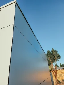 Außenansicht der Schule in Alzey-Land