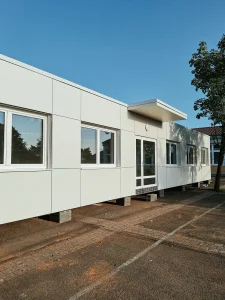 Außenansicht der Schule in Alzey-Land