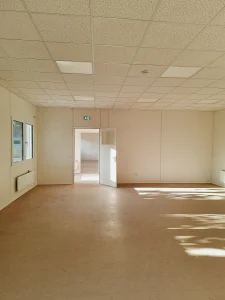 Innenansicht eines Klassenraums der Schule in Alzey-Land